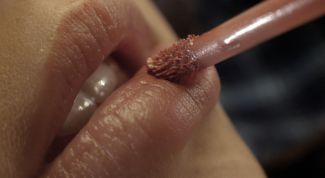 Картинка по теме - как нанести блеск правильно