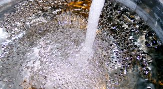 Картинка по теме - как использовать освященную воду