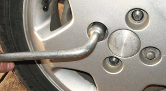 Картинка по теме - как открутить болты на колесе