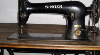 Картинка по теме - как заправить нитку в челнок