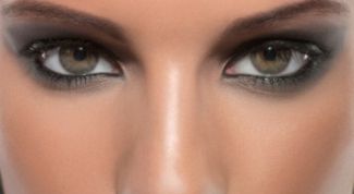 Картинка по теме - как нанести дымчатый макияж
