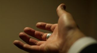 Картинка по теме - как снять кольцо с руки