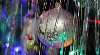 Картинка по теме - как украсить елку дождиком