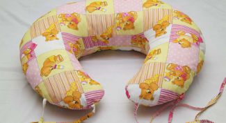 Картинка по теме - как использовать подушку для кормления