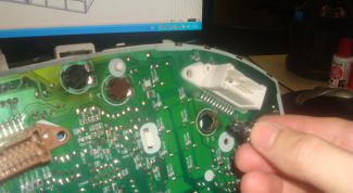 Картинка по теме - как поменять лампочку на щитке приборов