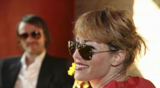 Картинка по теме - как обратить на себя внимание молодого человека