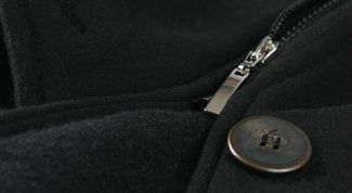 Картинка по теме - как почистить черное драповое пальто