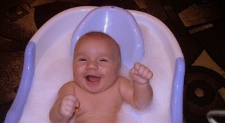 Картинка по теме - как купать ребенка в 3 месяца