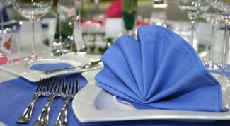 Картинка по теме - как украсить новогодний стол салфетками