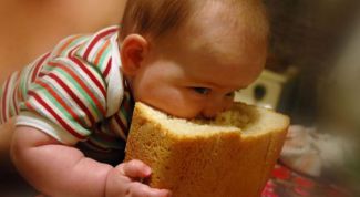 Картинка по теме - как давать ребенку хлеб