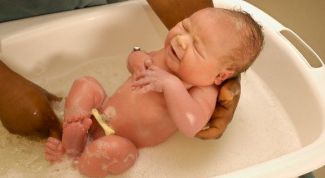 Картинка по теме - как мыть голову новорожденному