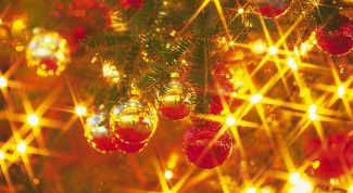 Картинка по теме - как украсить елку дождиком