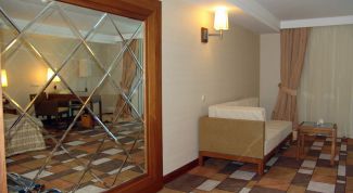 Картинка по теме - как почистить зеркало в комнате