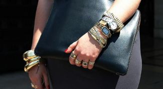 Картинка по теме - как сочетать драгоценные женские кольца с простыми украшениями