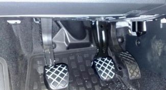 Картинка по теме - как нажимать педали на машине