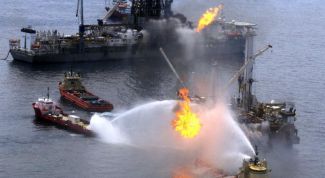 Картинка по теме - почему нельзя тушить нефтепродукты водой