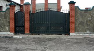 Картинка по теме - как выбрать ворота с калиткой для дачи