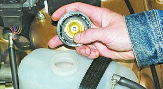 Картинка по теме - как проверить крышку расширительного бачка