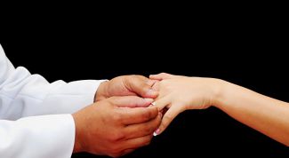 Картинка по теме - как преподнести свадебное кольцо девушке