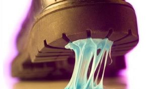 Картинка по теме - как вывести пятна от жевательной резинки