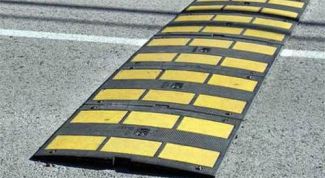 Картинка по теме - как проезжать лежачего полицейского