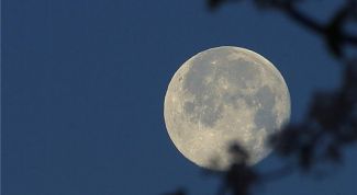 Картинка по теме - почему днем видна луна
