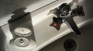 Картинка по теме - как наносить силикон