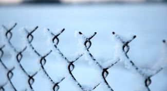 Картинка по теме - как крепить сетку рабицу