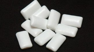 Картинка по теме - как очистить вещи от жвачки