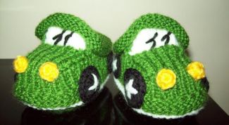 Картинка по теме - как связать пинетки-машинки