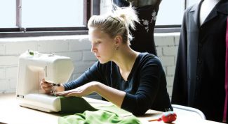 Картинка по теме - как заправить нить в двойную иглу