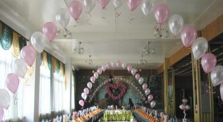 Картинка по теме - как украсить зал воздушными шарами