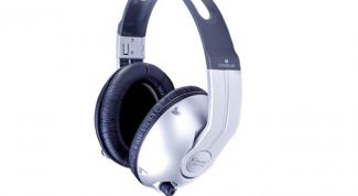 Простые недорогие наушники