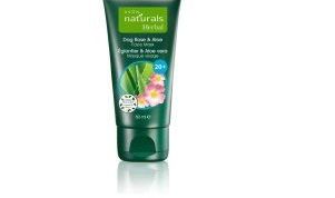 Увлажняет и придает естественное сияние