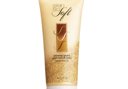 Не увлажняет кожу и придает ей нелепое сияние