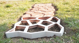 Форма для создания красивой дачной дорожки