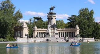 Жаркая, радушная, красивая страна.