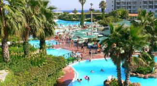 Стоит посетить большой и красивый аквапарк