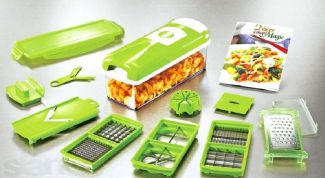 Не теряйте время зря - нарезаем, смешиваем, добавляем соусы и готово.