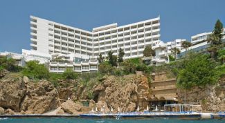 Отель на скале у моря