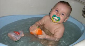 Привлекает внимание ребенка