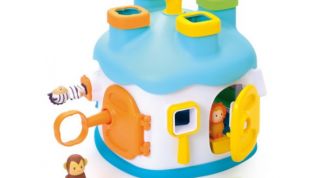 Учит ребенка различать цвета и фигуры