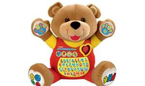 Учит ребенка алфавиту