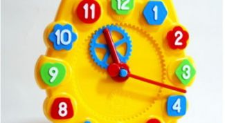 Учит ребенка цифрам