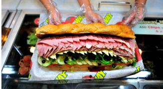 Неоднозначный фастфуд, но выбираю именно его