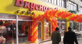 Упаковка превращается в бумажную тарелку