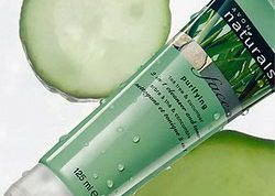 Подсушивает воспаления и убирает жирный блеск