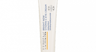 Увлажняет кожу и убирает темные круги под глазами