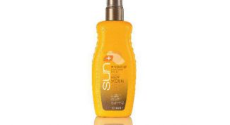 Защищает от вредного воздействия солнечных лучей и способствует ровному и красивому загару