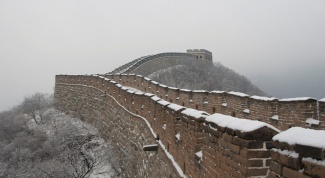 Удивительное зрелище - стена, покрытая снегом